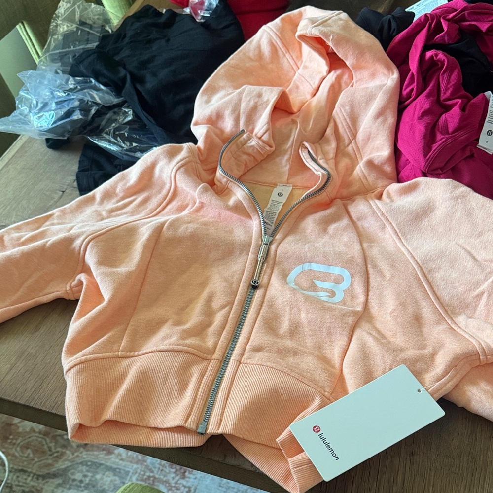 lululemon athletica scuba full-zip cropped hoodie size 6  light orange/peach